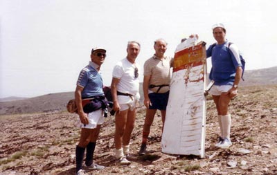 Momo, Miguel, Mavit y Juan, sosteniendo el ala de una avioneta estrellada en la sierra tiempo atrás