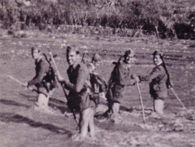 Patrulla de la Guardia Civil vadeando el río Guadalfeo